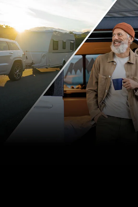 Auto mit Wohnwagen und Mann mit Kaffeetasse